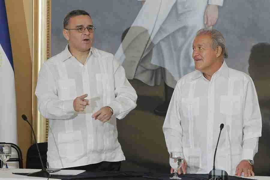 Los expresidentes de El Salvador Mauricio Funes (i) y Salvador Sánchez Cerén (d), en una fotografía de archivo. EFE/Roberto Escobar