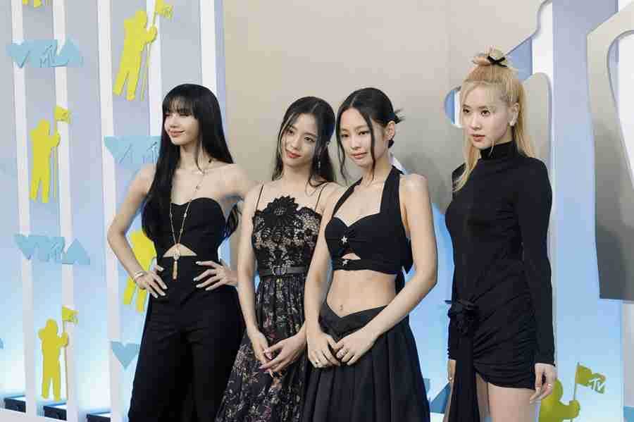 De (i a d) Lisa, Jisoo, Jennie y Rose, las componentes banda de K-Pop BLACKPINK. EFE/EPA/JASON SZENES