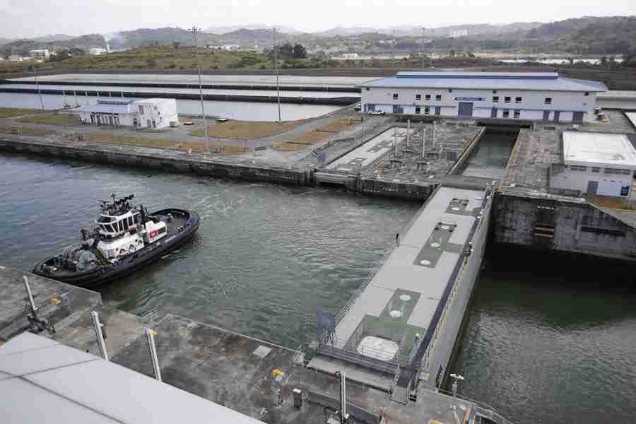 Fotografía de archivo de un remolcador que realiza maniobras en las esclusas de Cocolí en el Canal de Panamá en Ciudad de Panamá (Panamá). EFE/Bienvenido Velasco