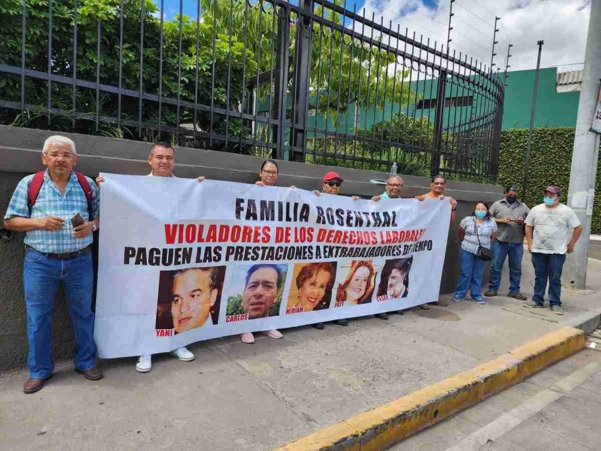 los exempleados de Diario Tiempo protestan contra la familia Rosenthal.