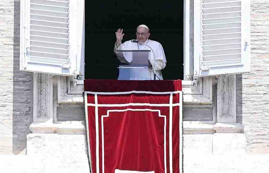 El papa Francisco dirige su oración dominical del Ángelus desde la ventana de su oficina con vista a la Plaza de San Pedro, Ciudad del Vaticano, el 9 de julio de 2023. EFE/EPA/RICCARDO ANTIMIANI