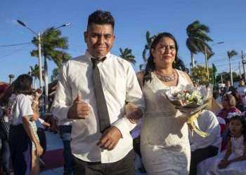 Los nicaragüenses Darling Ordóñez y el comediante conocido como 'Mechita' Jessel Avendaño se conocieron en una feria. Un año después decidieron formalizar su relación en una boda masiva y gratuita con 200 parejas celebrada este miércoles a orillas del lago de Managua o Xolotlán, en ocasión del Día del Amor y la Amistad.