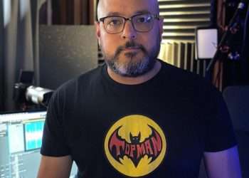 Carlos Cerrato y su pasión por la locución comenzó en los años 2000´s cuando todavía estudiaba su carrera universitaria en San Pedro Sula. Donde trabajó como locutor y productor en varias estaciones de radio y agencias publicitarias.  