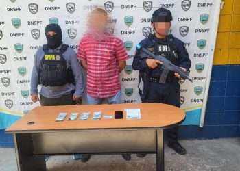 Equipos especializados de la Dirección Nacional Policial Antidrogas (DNPA) en conjunto con Elementos de la Dirección Nacional de Servicios Policiales Fronterizos (DNSPF) ejecutaron la detención de un extranjero y el decomiso de dinero en efectivo en la zona sur del país.