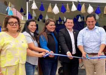 Con el fin de fortalecer las conexiones y lazos de amistad entre los pueblos hermanos de Honduras y El Salvador, en el marco del programa cultural, el Consulado General de El Salvador en San Pedro Sula, fue sede de una amena tarde artística cultural, donde artistas salvadoreños y hondureños, presentaron sus obras, bajo la "Exposición de pintura y arte El Salvador y Honduras: Pueblos Hermanos"