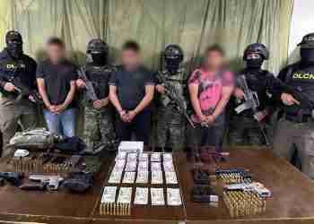Tras los tres allanamientos ejecutados por la Fiscalía Especial Contra el Crimen Organizado (FESCCO) y la Dirección de Lucha Contra el Narcotráfico (DLCN) en el sector conocido como Icoteas, municipio de Limón, Colón, zona atlántica de Honduras, se logró el arresto de tres hombres vinculados al cartel de los Montes Bobadilla, a quienes se les decomisó armas, dólares, lempiras y vehículos.