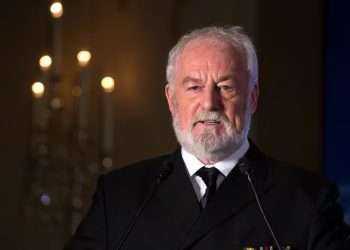 El actor británico Bernard Hill, conocido por sus papeles en las películas 'Titanic' y 'El señor de los anillos', falleció este domingo a los 79 años, según informó su representante, Lou Coulson, a la cadena británica BBC.