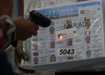 Panamá se adentra este domingo en las elecciones más complejas y polarizadas de su historia, con la alargada sombra del expresidente Ricardo Martinelli, que aunque no pudo buscar la reelección por una condena por blanqueo, tiene a su delfín liderando las encuestas y con una candidatura ratificada a última hora por el Supremo.