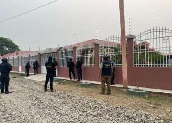 El Ministerio Público por medio de la Fiscalía Especial Contra el Crimen Organizado (FESCCO) y la Dirección Nacional Policial Antidrogas (DNPA) ejecutan 19 allanamientos de domicilio, tres inspecciones y acciones de privación de dominio sobre 46 bienes considerados de origen ilícito, vinculados a una estructura criminal de carácter transnacional que ha operado desde Colombia con el envío de grandes cargamentos de clorhidrato de cocaína a Honduras. El líder de la organización aquí en Honduras, es el recientemente capturado Mario Rodolfo Mejía Cubillas, alias “Yofo”,
