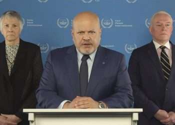 El fiscal de la Corte Penal Internacional (CPI), Karim Khan, solicitó este lunes órdenes de arresto contra el primer ministro israelí Benjamín Netanyahu, y su ministro de Defensa Yoav Gallant, así como el líder de Hamas Yahya Sinwar, y de su buró político, Ismail Haniyeh, por crímenes de guerra y lesa humanidad en Israel y Palestina.