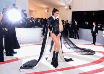 La Met Gala, una de las fiestas benéficas más famosas del mundo de la moda, vuelve mañana a Nueva York con la promesa de recrear un "jardín del tiempo" habitado por unos anfitriones de lujo: Jennifer López (JLO), Bad Bunny, Zendaya y Chris Hemsworth.