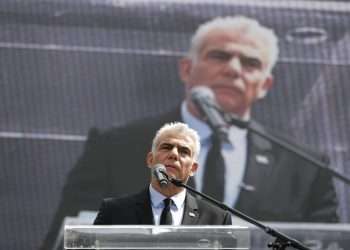 El principal líder de la oposición en Israel, Yair Lapid, culpó este jueves al primer ministro, Benjamín Netanyahu, por la amenaza ayer del presidente estadounidense, Joe Biden, con dejar de suministrar armamento ofensivo a Israel si decide invadir la ciudad de Rafah.