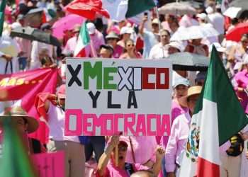 Organizaciones civiles y ciudadanía se manifestaron este domingo en la Plancha del Zócalo capitalino con la principal coalición opositora para “defender” a México del presidente Andrés Manuel López Obrador y de su partido, según explicó Guadalupe Acosta, miembro de la organización.