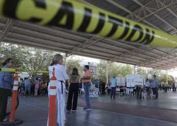 Electores de la frontera norte de México acudieron a votar este domingo con la expectativa que la próxima presidenta sea una mujer y que remedie la crisis humanitaria derivada de la migración récord en la zona.