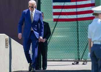 El presidente de Estados Unidos, Joe Biden, opinó en una entrevista publicada este martes por la revista Time que considera que el primer ministro israelí, Benjamín Netanyahu, está prolongando la guerra en Gaza por motivos políticos y para mantenerse en el poder al frente de una compleja coalición de gobierno.