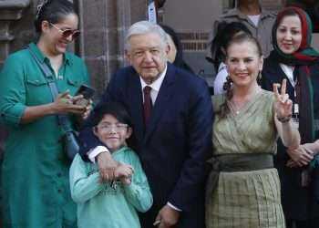 El presidente mexicano, Andrés Manuel López Obrador, acudió a votar este domingo junto a su esposa, Beatriz Gutiérrez Müller, en las elecciones que definirán a la persona que lo sucederá en el Gobierno a partir del 1 de octubre.