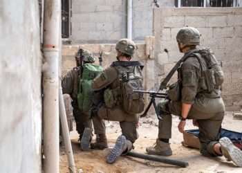 El primer ministro israelí, Benjamín Netanyahu, volvió a insistir este domingo en sus críticas a la Casa Blanca por, aseguró, ralentizar el envío de armamento a Israel, mientras el país continúa con sus ataques en Rafah (Gaza) y las fuerzas avanzan hacia el noroeste de la localidad.