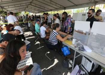 La presidenta del Instituto Nacional Electoral (INE) de México, Guadalupe Taddei, pidió "serenidad y respeto" a los partidos políticos y a los candidatos, que se han adelantado en nombrarse ganadores sin esperar los resultados oficiales de las elecciones de este domingo.