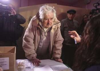 El expresidente de Uruguay José Mujica votó este domingo en las elecciones internas que afronta el país sudamericano y aseguró que morirá militando porque esa es una forma de vida.