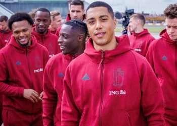 El jugador belga Youri Tielemans y sus compañeros al subir al avión con destino a Alemania para la Eurocopa 2024, en el aeropuerto de Bruselas, Bélgica. EFE/EPA/OLIVIER MATTHYS