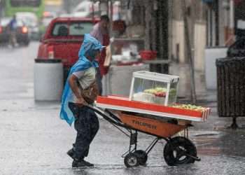 Una zona de baja presión al suroeste del Golfo de México y que tiene un 50 % de probabilidad de desarrollo ciclónico en el pronóstico a 48 horas está bajo vigilancia debido a las torrenciales lluvias que provoca en distintas regiones del país, informó este sábado el SMN.