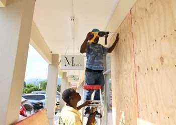 El Gobierno de Jamaica declaró la isla zona de desastre durante los próximos siete días e impuso un toque de queda para este miércoles, cuando se espera el impacto del huracán de categoría 4 Beryl.