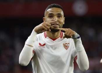 El Sevilla y el Fenerbahçe han llegado a un acuerdo para el traspaso al club turco del delantero marroquí Youssef En-Nesyri, por el que los sevillistas cobrarán algo más de 25 millones de euros, entre fijo y variables, según informaron a EFE fuentes de la operación.