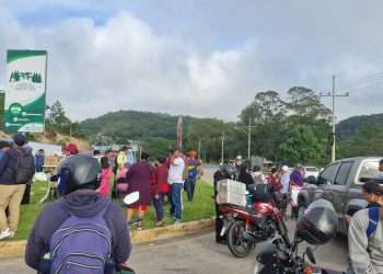 Tegucigalpa.- Este día, se realizó una protesta por parte de los pacientes renales en la carretera CA-5 a la altura de El Durazno, denunciando graves irregularidades en el sistema de salud, incluyendo manipulación en contratos que afectan directamente su tratamiento de diálisis y solicitando un diálogo con la presidenta Xiomara Castro, pero la situación se complicó, ya que la Policía Nacional armó un zafarrancho desalojaron violentamente a los pacientes renales para habilitar el paso, sin importarles el estado de salud de las personas.