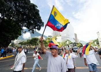 El Gobierno de Venezuela ha desencadenado una inédita crisis diplomática. Nuevamente, Venezuela fue testigo y protagonista de un evento electoral que refleja no sólo la crisis económica y social, sino preponderantemente política que atraviesa tan hermosa nación, puesto que se confirmó la imposición del régimen de la erosión continua de las instituciones democráticas bajo el régimen de Nicolás Maduro. Algo tan necesario para cualquier país, las elecciones, que deberían ser la piedra angular de la democracia republicana y representativa, se ha convertido en una farsa manipulada para continuar sosteniendo la perpetuación de un poder que pretende ser absoluto, pero que veremos menguar con el paso de a penas unos días.simultánea con siete países de América Latina a raíz del cuestionamiento de estos acerca de la transparencia y limpieza de las elecciones del pasado 28 de julio en las que, según el Consejo Nacional Electoral (CNE), Nicolás Maduro fue reelegido para un tercer mandato con un 51,2 % de los votos, un resultado que la oposición considera “fraudulento”.