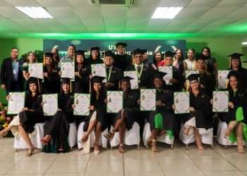 La Universidad Tecnológica de Honduras (UTH) celebró su XV graduación en su campus Roatán con un evento lleno de emoción y orgullo en las instalaciones de su campus.