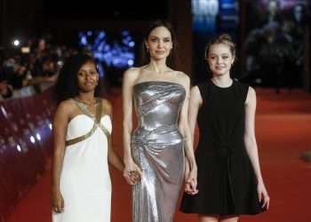 Shiloh, hija de los actores Angelina Jolie y Brad Pitt, logró este lunes que un juez apruebe su petición de cambio de nombre para eliminar el apellido de su padre, informó la revista People.