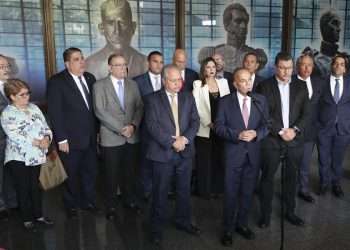 El gobernador del estado venezolano de Zulia (oeste), el antichavista Manuel Rosales, y el secretario general del opositor Movimiento Por Venezuela (MPV), Simón Calzadilla, exigieron este miércoles ante el Tribunal Supremo de Justicia (TSJ) que el Consejo Nacional Electoral (CNE) publique las actas de votación de los comicios presidenciales del pasado 28 de julio.