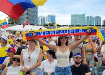 El partido opositor Vente Venezuela (VV), liderado por la exdiputada María Corina Machado, denunció este domingo la detención de su secretario político en el estado Miranda (norte), Luis Istúriz, y su esposa, Andriuska Sánchez, cuyos paraderos la organización asegura desconocer desde este sábado, cuando fueron aprehendidos "por el régimen".
