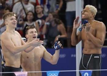 El nadador francés Léon Marchand no pudo lograr su quinta medalla de oro en los Juegos Olímpicos de París y tuvo que conformarse con un bronce, tras concluir este domingo tercero en la final del relevo 4x100 estilos.