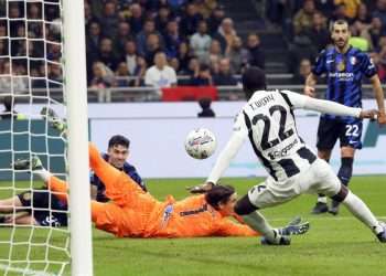 El Derbi de Italia, clásico por excelencia del 'calcio', rompió todos los esquemas. Se quedó sin dueño, pero brindó un espectáculo que hacía años no se veía en Serie A. Fue un ida y vuelta constante más propio de la Premier que del fútbol transalpino en los últimos años, un enfrentamiento de otra época que Inter y 'Juve' (4-4), con ocho goles, se encargaron de volver a colocar en el mapa como uno de los partidos más potentes del momento.