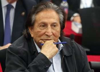 El expresidente peruano Alejandro Toledo (2001-2006) fue condenado este lunes a 20 años y seis meses de prisión por la comisión de los delitos de colusión y lavado de activos por los sobornos recibidos de la empresa brasileña Odebrecht.