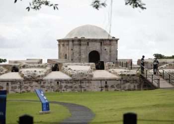 Turistas visitan el Fuerte de San Lorenzo en Colón, (Panamá). EFE/ Bienvenido Velasco