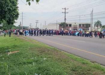 Este día, los trabajadores de las maquilas Delta Apparel y Delta Honduras, realizan una protesta pacifica en la que reclaman sus derechos laborales, ya que llevan más de 4 meses sin salarios y ni las autoridades de gobierno, ni los representantes de maquilas, ni de la Asociación de Maquiladores han dado respuesta alguna a los empleados.