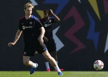El centrocampista Frenkie de Jong recibió este martes el alta médica, tras más de cinco meses sin jugar por una lesión en el tobillo derecho, y ha entrado en la convocatoria del Barcelona para medirse hoy (21:00 horas), al Young Boys suizo en la Liga de Campeones.