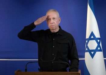 El ministro de Defensa saliente de Israel, Yoav Gallant, advirtió este jueves a los familiares de los rehenes que todavía permanecen en la Franja de Gaza que el primer ministro, Benjamín Netanyahu, está manteniendo a las tropas en el enclave sin motivo, según varios medios israelíes.