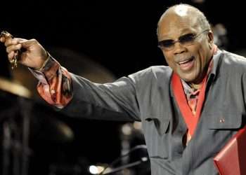 Quincy Jones, cantante, arreglista y productor de las mayores estrellas de la música de las últimas décadas, ha fallecido este domingo en su casa de Bel Air, en California, a los 91 años de edad, informó este lunes su promotor Arnold Robinson en un comunicado.
