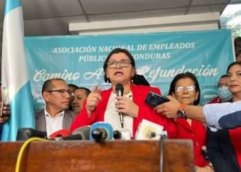 Tegucigalpa. El Gobierno de Honduras ha designado una nueva junta interventora en el Instituto Hondureño de Seguridad Social (IHSS) tras la gestión de cuatro diferentes directores en la entidad. Esta junta estará encabezada por la ministra de Salud, Carla Paredes con el objetivo de enfrentar la crisis que afecta al sistema de atención médica del país.