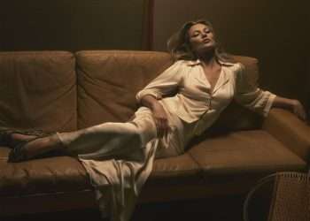 La modelo británica Kate Moss protagoniza la campaña de la primera colección cápsula que ella misma ha diseñado para la marca española Zara, del gigante textil Inditex.
