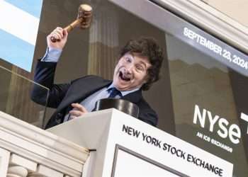 La cercanía política entre el presidente argentino, Javier Milei, y Donald Trump, quien ganó por segunda vez la Presidencia de Estados Unidos, ha hecho disparar este miércoles los activos argentinos por la eventual ayuda que el republicano podría brindarle para conseguir más recursos del Fondo Monetario Internacional (FMI).