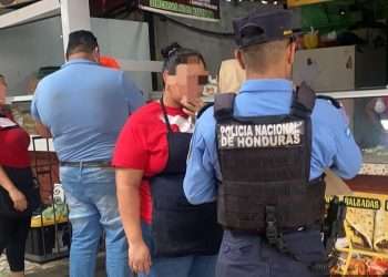 En el marco de la Operación Navidad Segura, la Policía Nacional Región Valle de Sula ha intensificado las visitas domiciliarias en diversos sectores de San Pedro Sula, con un enfoque especial en el barrio El Centro, una de las zonas comerciales más transitadas de la ciudad.