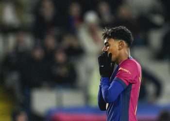 El delantero del Barcelona Lamine Yamal estará entre tres y cuatro semanas de baja por una lesión de grado 1 del ligamento intertibio-peroneo anterior del tobillo derecho, según han informado este lunes los servicios médicos del club catalán.