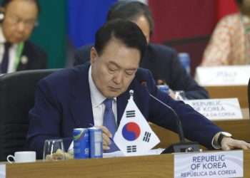 El líder del partido gobernante en Corea del Sur, Han Dong-hoon, instó hoy viernes a suspender "de inmediato" al presidente Yoon Suk-yeol de sus funciones, tras conocerse que el mandatario ordenó los arrestos de los principales líderes políticos, incluyendo al propio Han, durante la ley marcial que proclamó sorpresivamente el martes.
