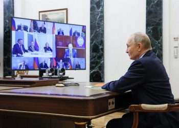 El presidente ruso, Vladímir Putin, cumple mañana 25 años de poder absoluto, un cuarto de siglo en el que ha eliminado a todos sus enemigos, declarado varias guerras, anexionado territorios y construido una monolítica vertical de poder que muestra ya signos de anacronismo.