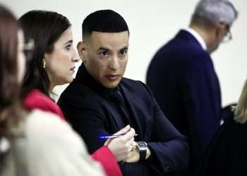 El reguetonero puertorriqueño Daddy Yankee retomó este viernes el control de sus corporaciones, El Cartel Records y Los Cangris Inc. tras llegar a un acuerdo mutuo con su esposa, Mireddys González, en medio de un proceso de separación y divorcio entre ambos.
