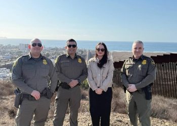 Tegucigalpa-. El Consulado General de Honduras en Los Ángeles realizó una visita al Centro de Procesamiento de la Patrulla Fronteriza en San Diego, California, con el objetivo de verificar las condiciones en las que se encuentran los hondureños detenidos por procesos migratorios, garantizar el respeto a sus derechos, brindarles asistencia y protección necesaria.
